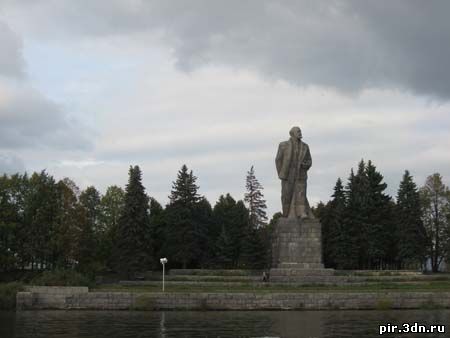 памятник Ленину у Дубны
